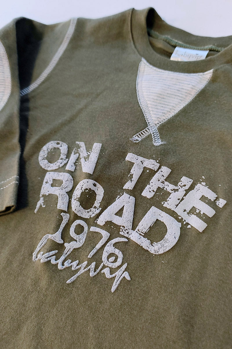 T-shirt manica lunga in cotone con stampa a rilievo ed abbottonatura sulla spalla