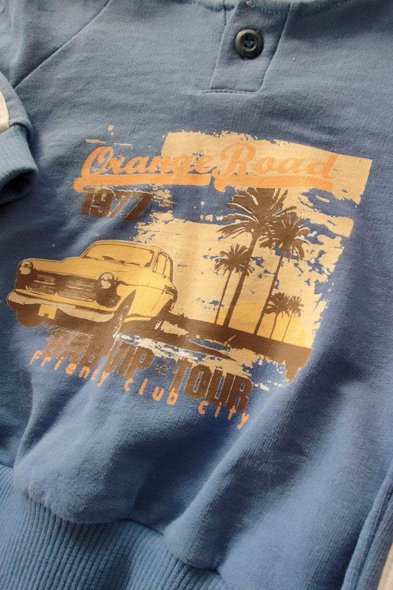 Completo 2 pezzi in felpina con cappuccio e stampa + pantalone con fasce laterali in contrasto