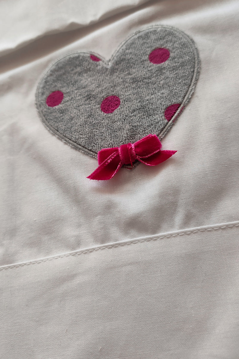 Set lenzuola 3 pezzi per carrozzina e culletta con applicazione cuore a pois e fiocco