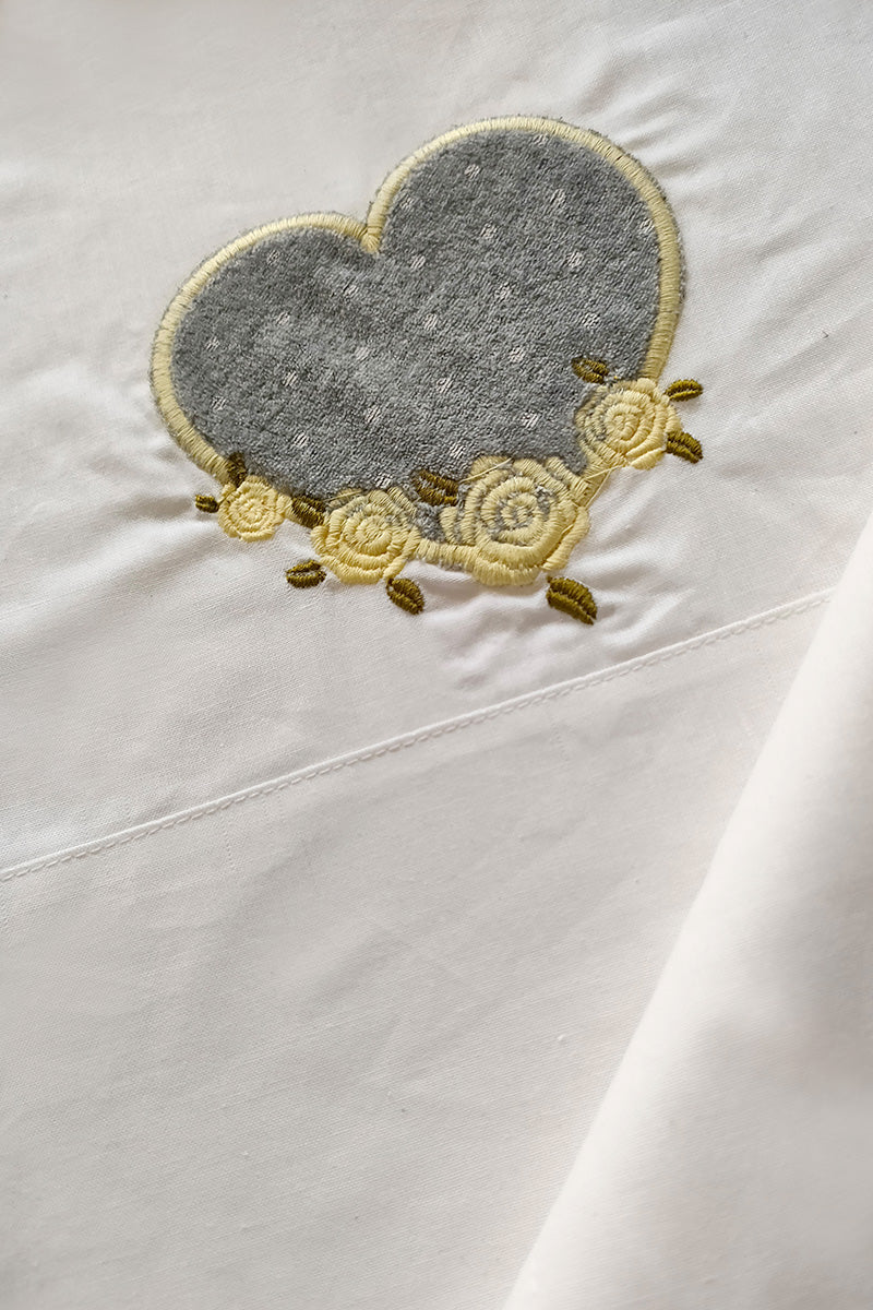 Set lenzuola 3 pezzi per carrozzina e culletta con applicazione cuore e ricamo rose