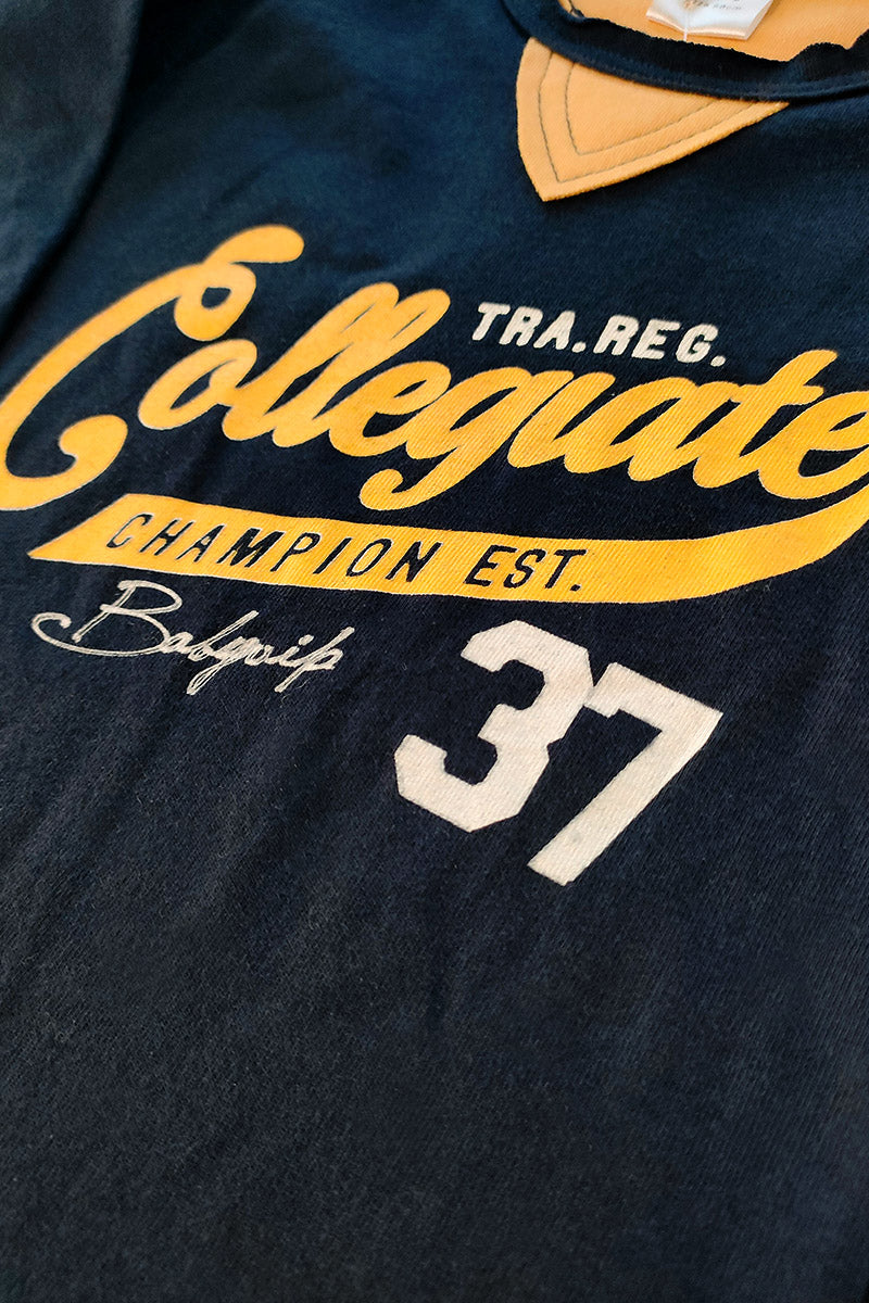 T-shirt manica lunga in cotone con stampa ed abbottonatura sulla spalla