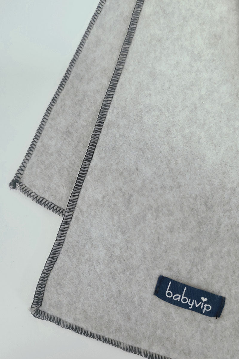 Sciarpa con etichetta Babyvip e profili in contrasto in differenti varianti