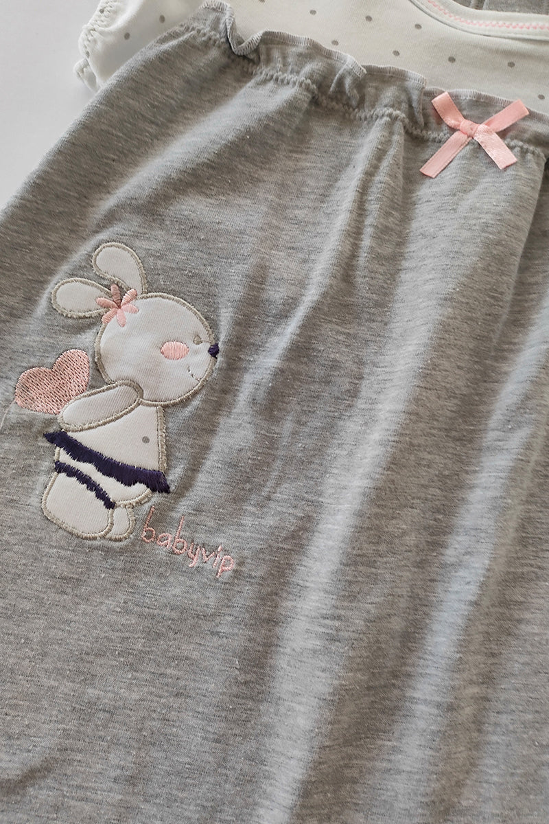 Pagliaccetto in cotone con ricamo e nodino