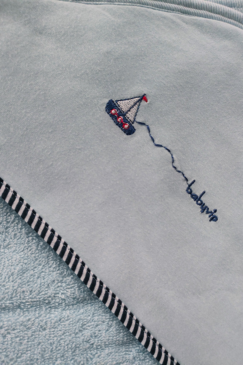 Accappatoio a triangolo in spugna con ricamo barchetta