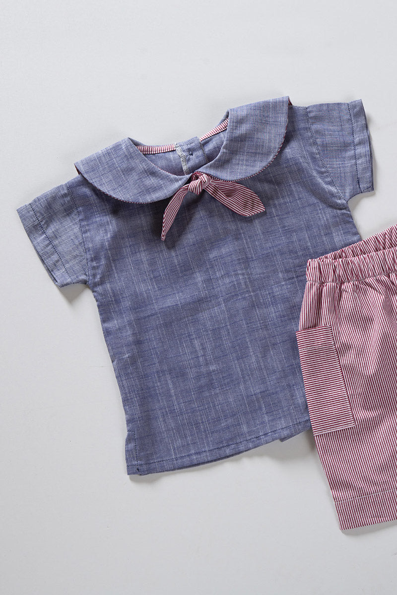 Camicia mezza manica in tela di cotone effetto lino con collo alla marinara, profilo e nodo in cotone rigato