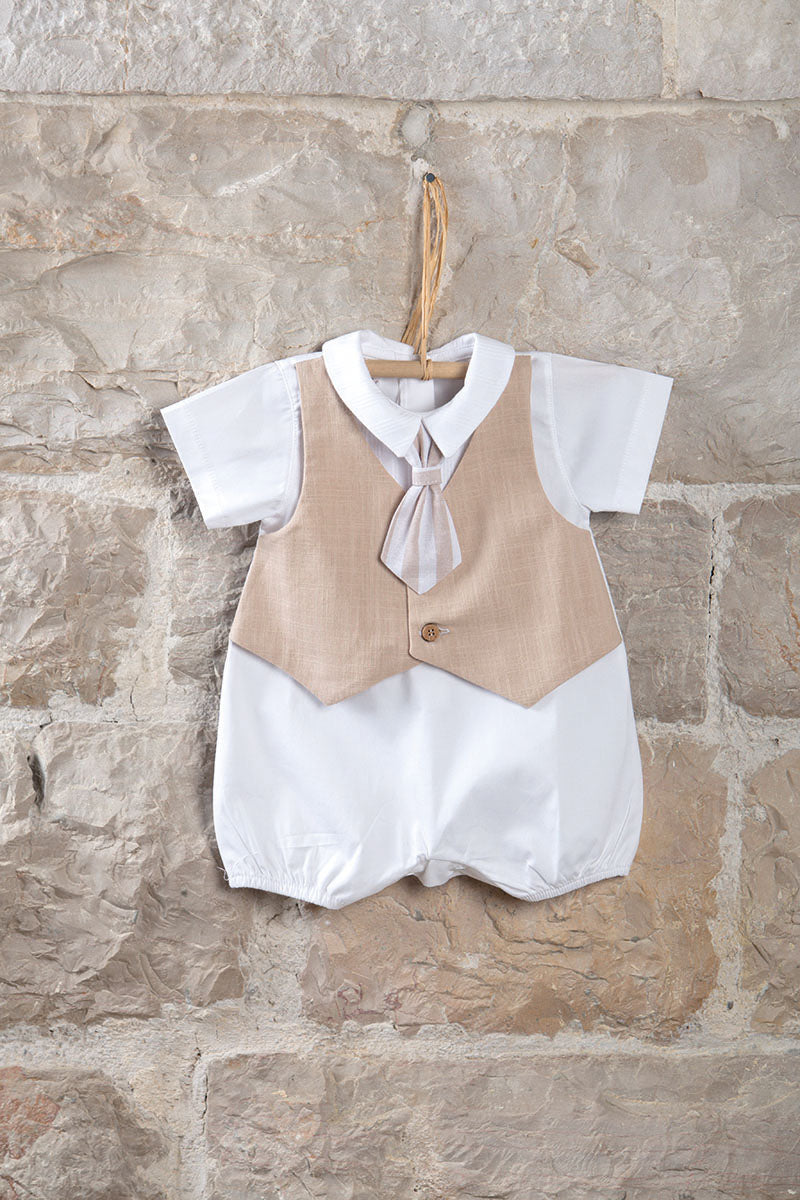 Pagliaccetto in tela di cotone con gilet applicato in tessuto effetto lino e cravattino rigato