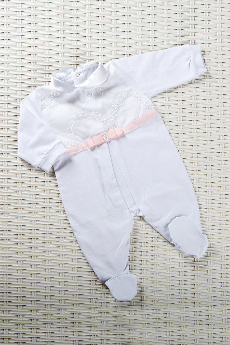 Tutina in cotone elasticizzato con inserto in tela di cotone ricamata con motivo floreale e nastro in gros grain con fiocco e applicazione