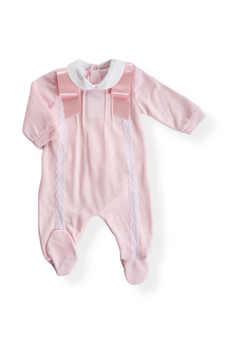 Tutina in piquet con pieghette, pizzo applicato e fiocchi in raso su spalla