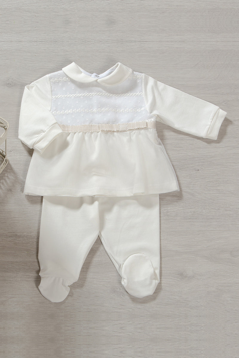 Completo 2 pezzi in cotone elasticizzato con inserto in tessuto ricamato in rilievo, taglio con arricciatura e tulle sovrapposto, nastro in gros grain con fili in oro e fiocco