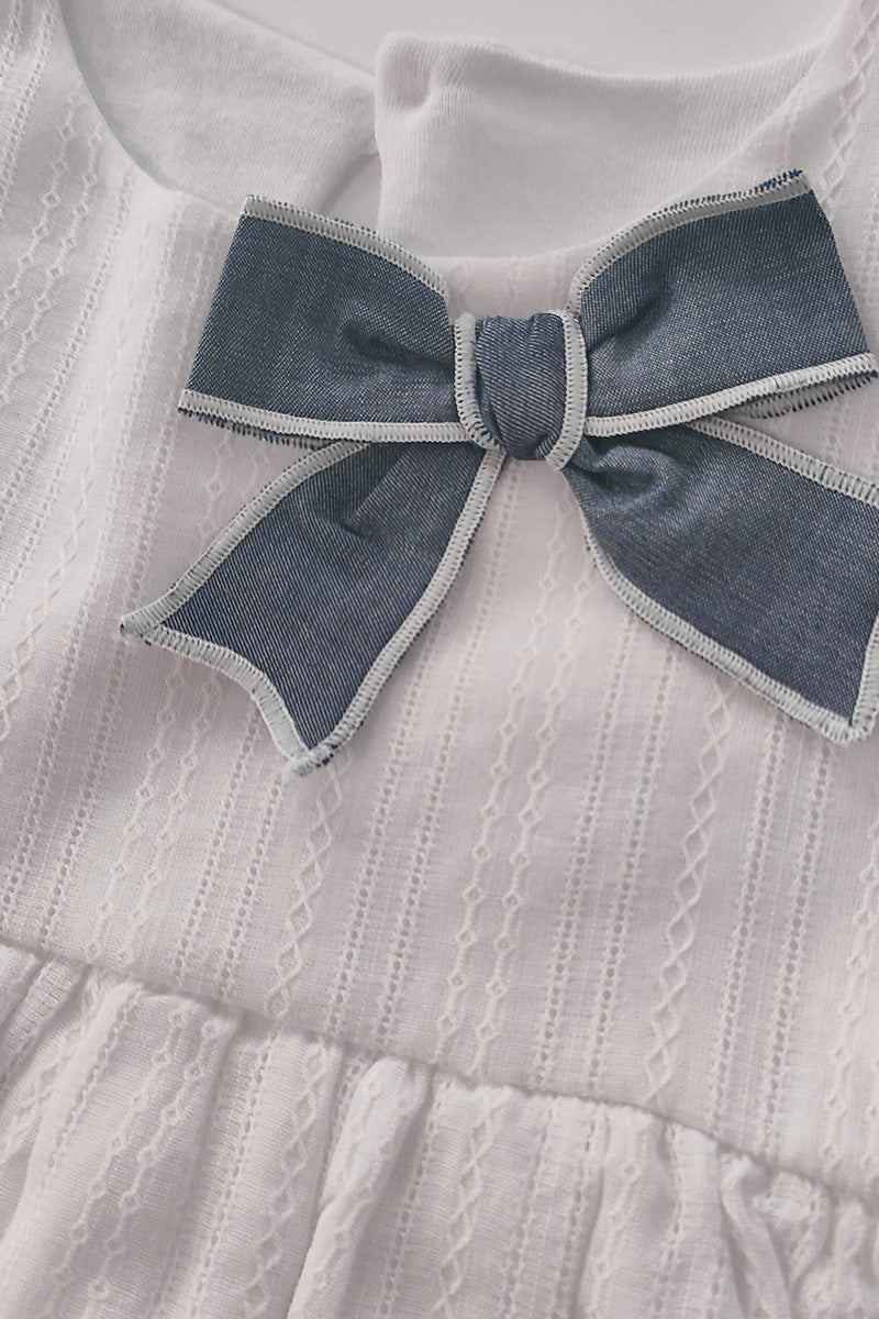 Vestitino in mussola operata con applicazione fiocco