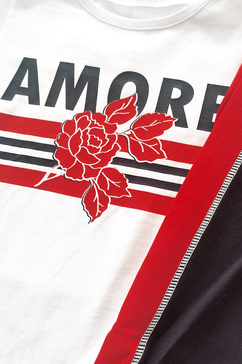 Completo mezza manica in cotone elasticizzato con stampa e pantaloncino con bande laterali in contrasto