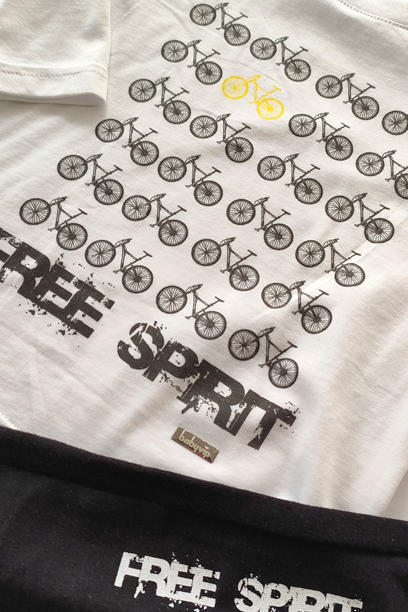 Completo 2 pezzi : T-shirt in cotone elasticizzato con stampa e pantalone in felpina con tasche e stampa sul fondo