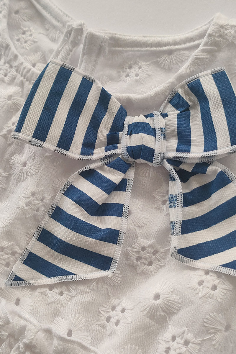 Vestitino in tela sangallo con balze, tagli con rouches e fiocco in tela di cotone rigato