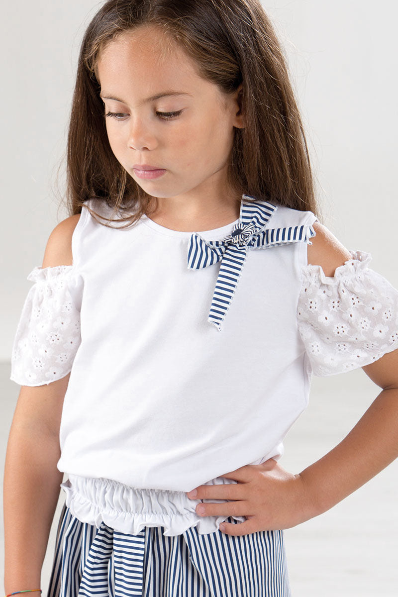 Maglia in cotone elasticizzato con maniche in tela sangallo, fiocco in tela rigata ed applicazione