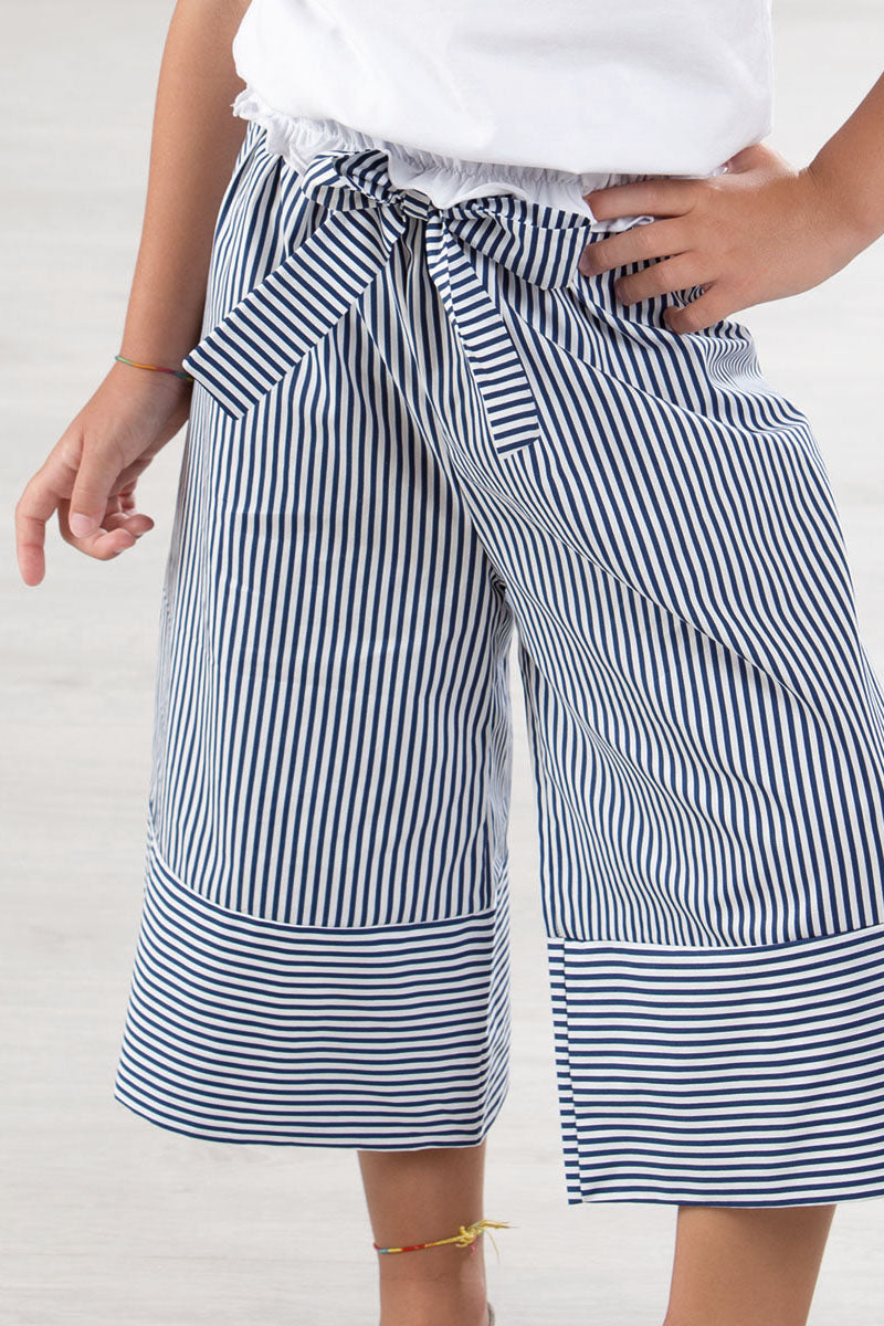 Pantalone modello culotte in tela di cotone rigata con cintura in tessuto e taglio sul fondo