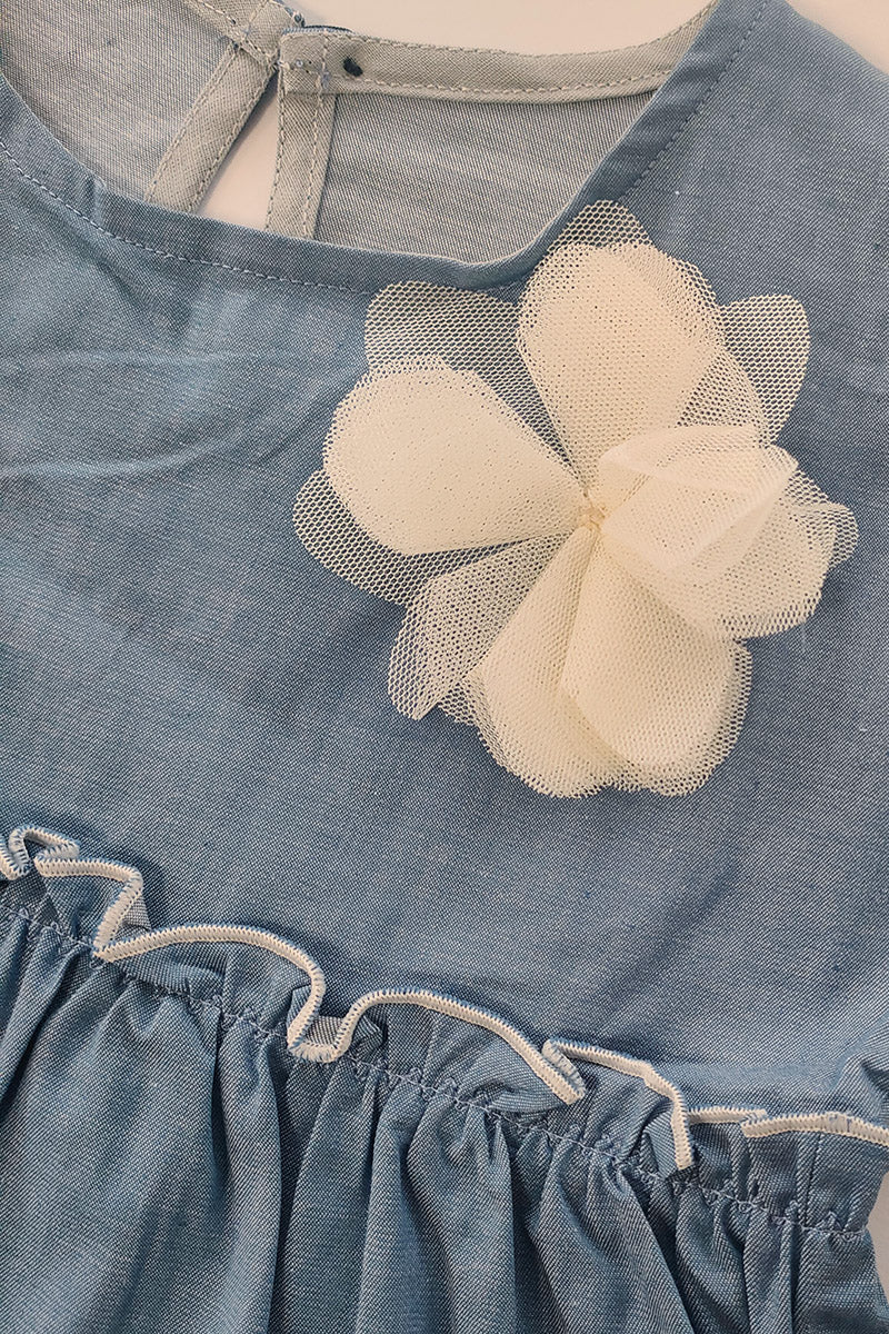 Vestitino in tela jeans con balze e rosa applicata in tessuto