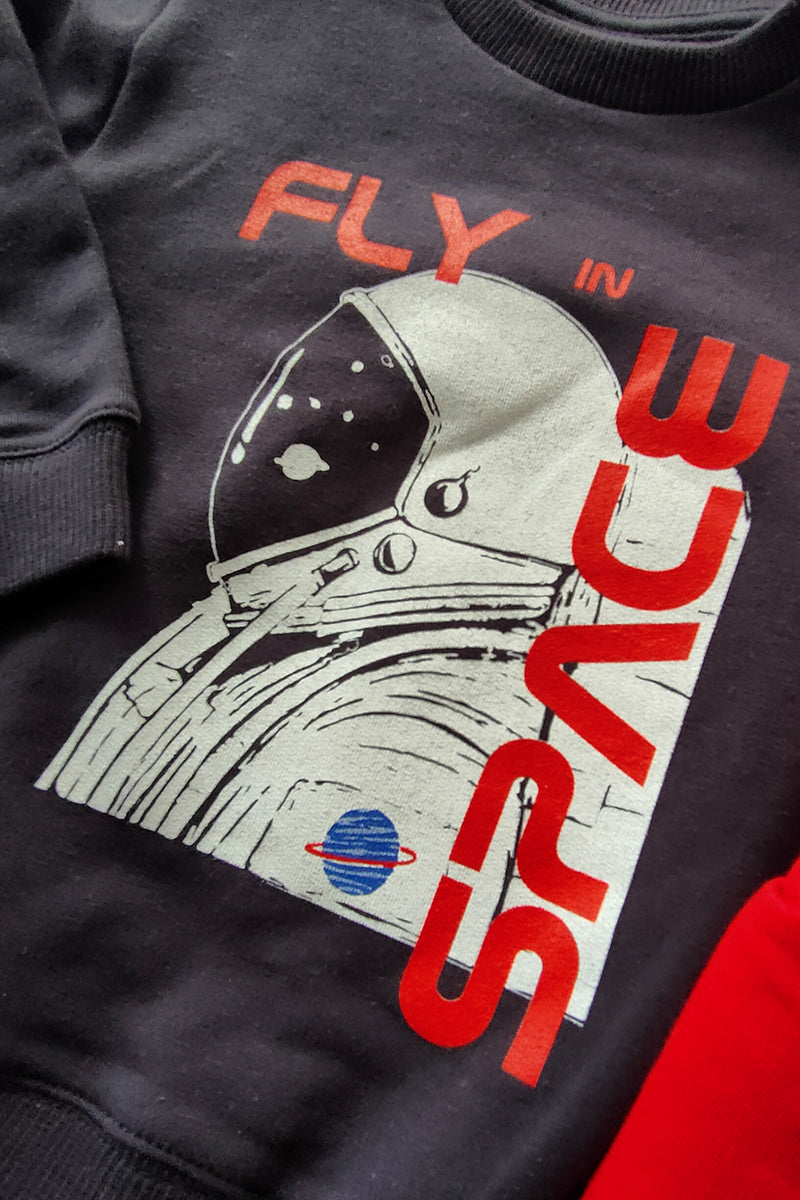 Completo in felpina con stampa e pantalone in contrasto con bande laterali