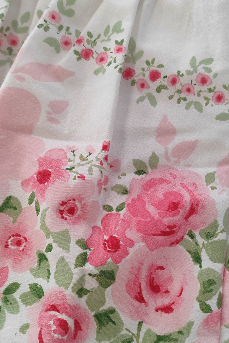 Vestitino in tela di cotone floreale degradè con taglio, arricciatura e cintura in tessuto taffetà con fiocco centrale +Mutandina in tela di cotone fantasia coordinata