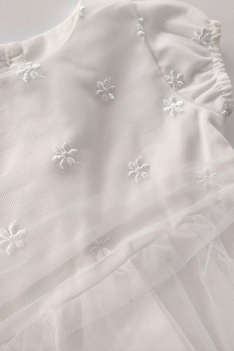 Vestitino in tela di cotone con inserto in tulle ricamato + balze e cintura in tulle annodata sul retro + Mutandina in tela di cotone bianca abbinata