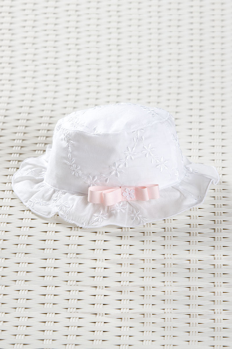 Cappellino in tela di cotone ricamata con rouches e fiocco con applicazione