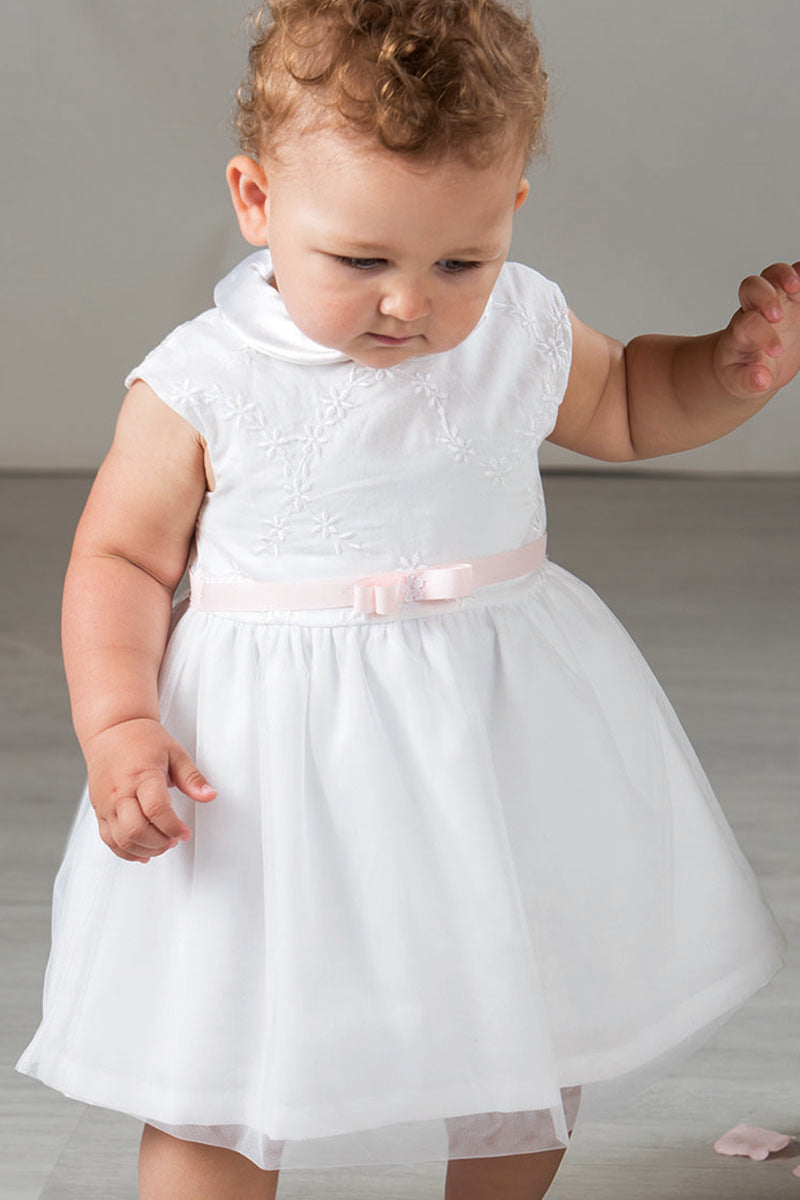 Vestitino in tela di cotone ricamata con colletto in raso, nastro in vita in gros grain con fiore ricamato centrale e tulle sovrapposto + Mutandina in tela di cotone bianca abbinata