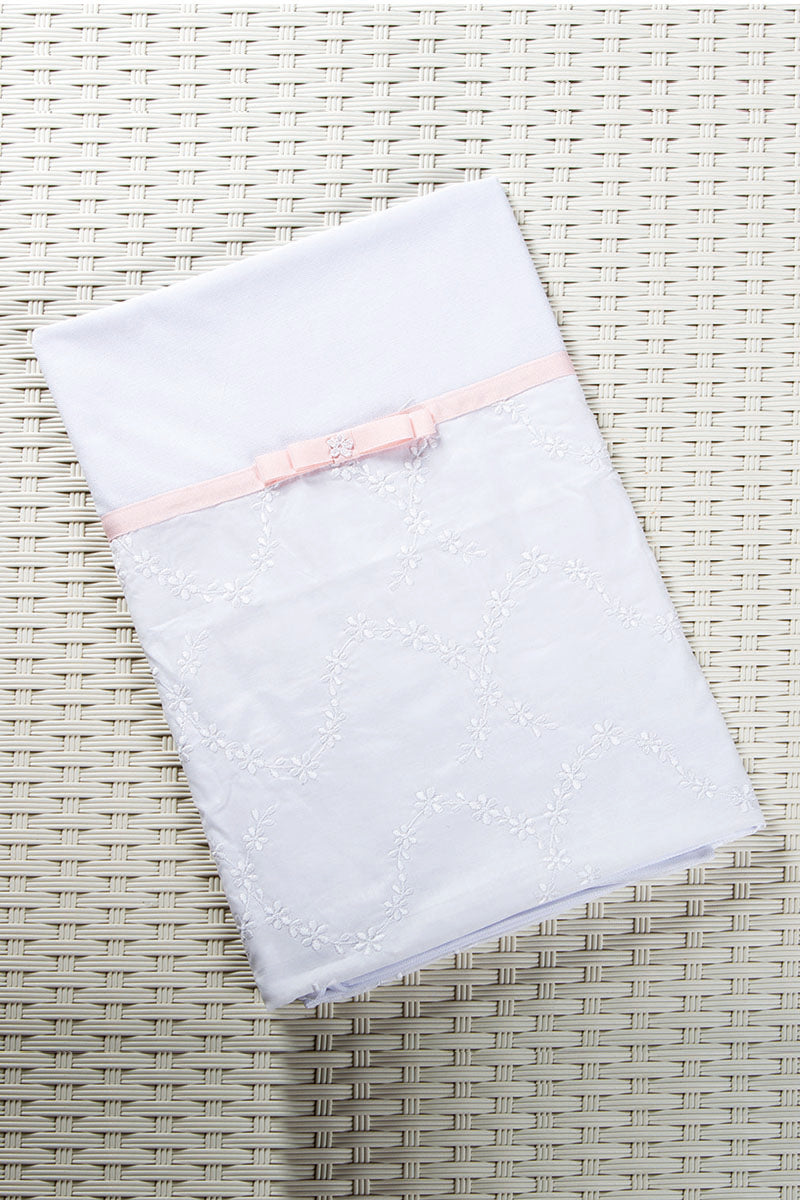 Copertina in piquet con inserto in tela di cotone ricamata, nastro in gros grain con fiocco e applicazione + strass