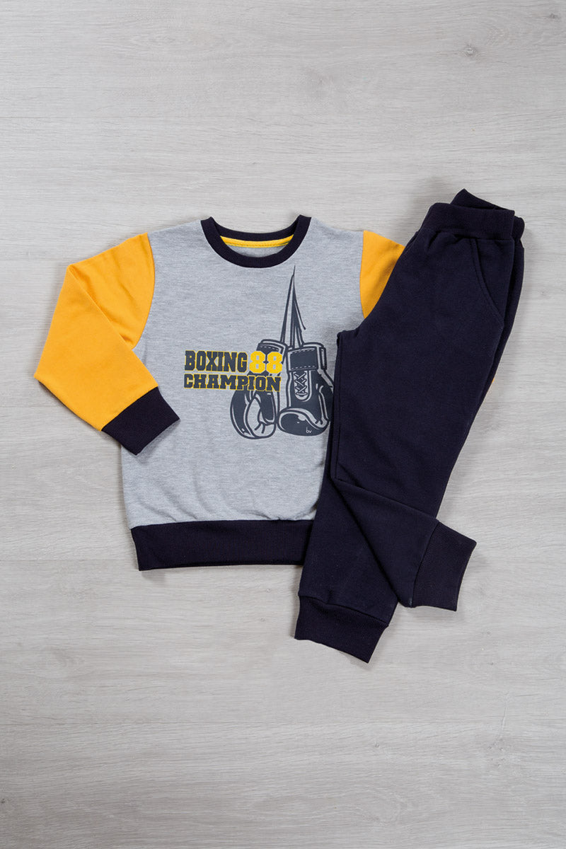 Completo in felpa garzato con stampa e pantalone con tasche