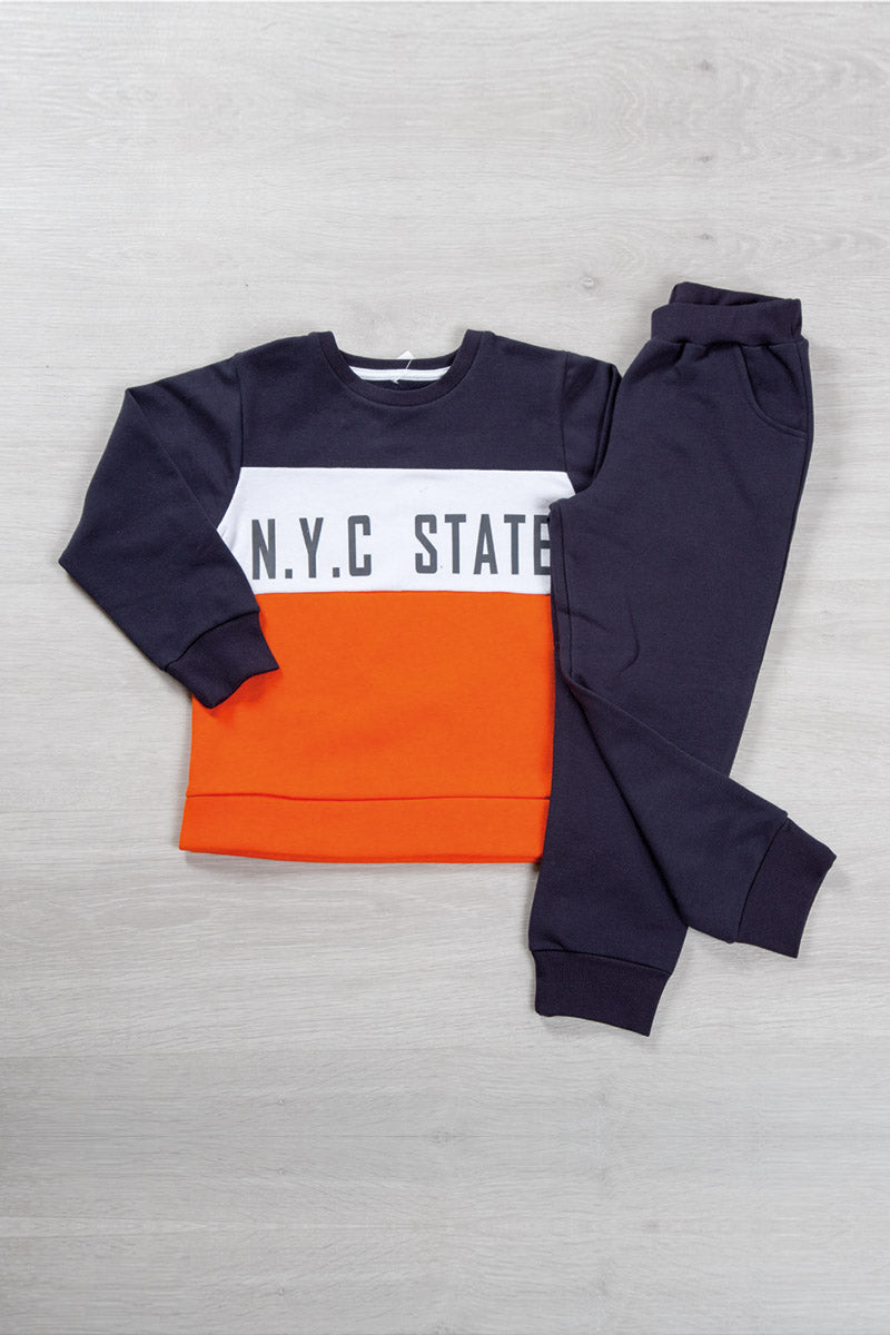 Completo in felpa garzata con tagli e stampa e pantalone con tasche