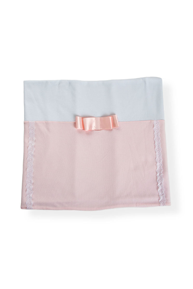 Copertina in piquet con inserto in contrasto, pizzo e fiocco in raso