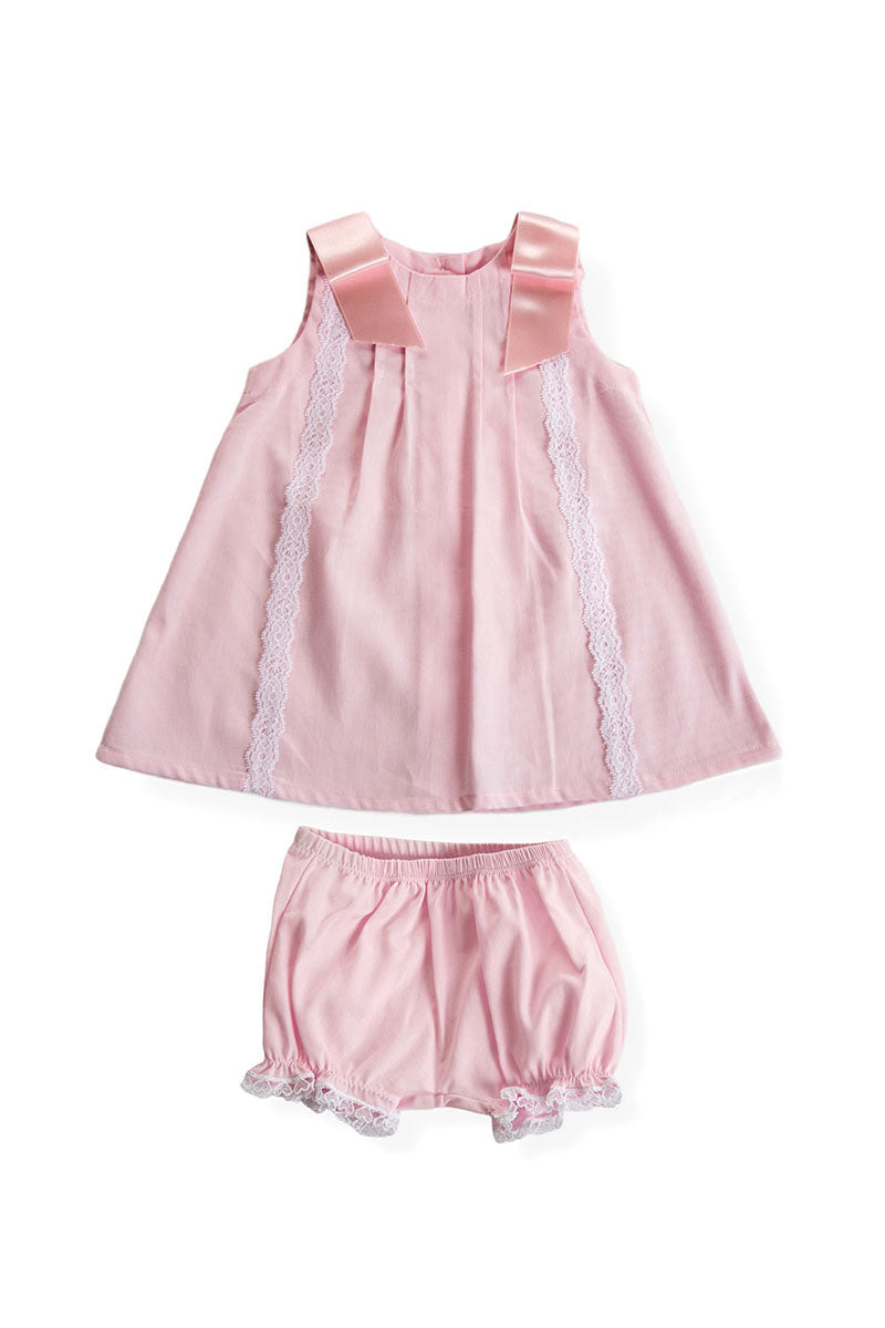 Vestitino smanicato in tela a navetta con pieghette, pizzo applicato e fiocchi in raso su spalla + mutandina abbinata