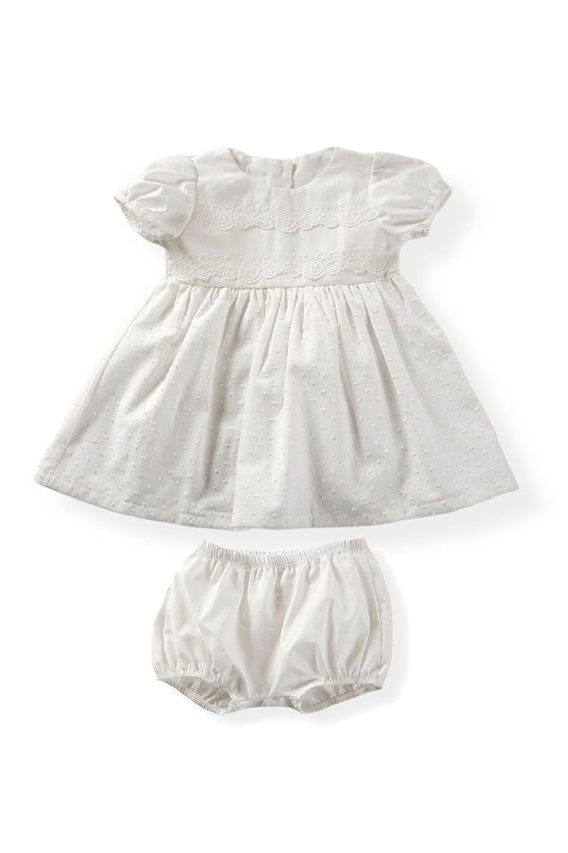 Vestitino in tela di cotone con pizzo applicato, inserto in tela di cotone plumetis + mutandina abbinata