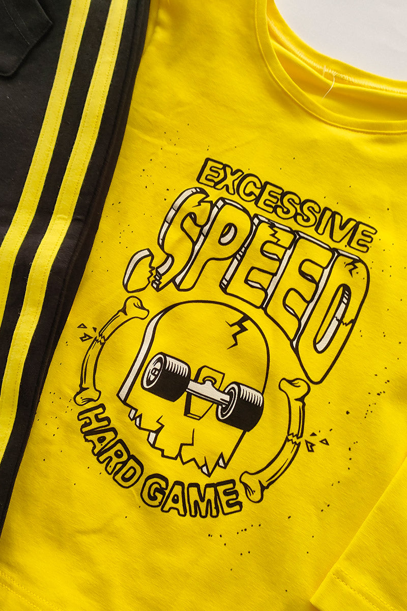 Completo: T-shirt manica lunga in cotone elasticizzato con stampa e pantalone in felpina con bande in contrasto laterali