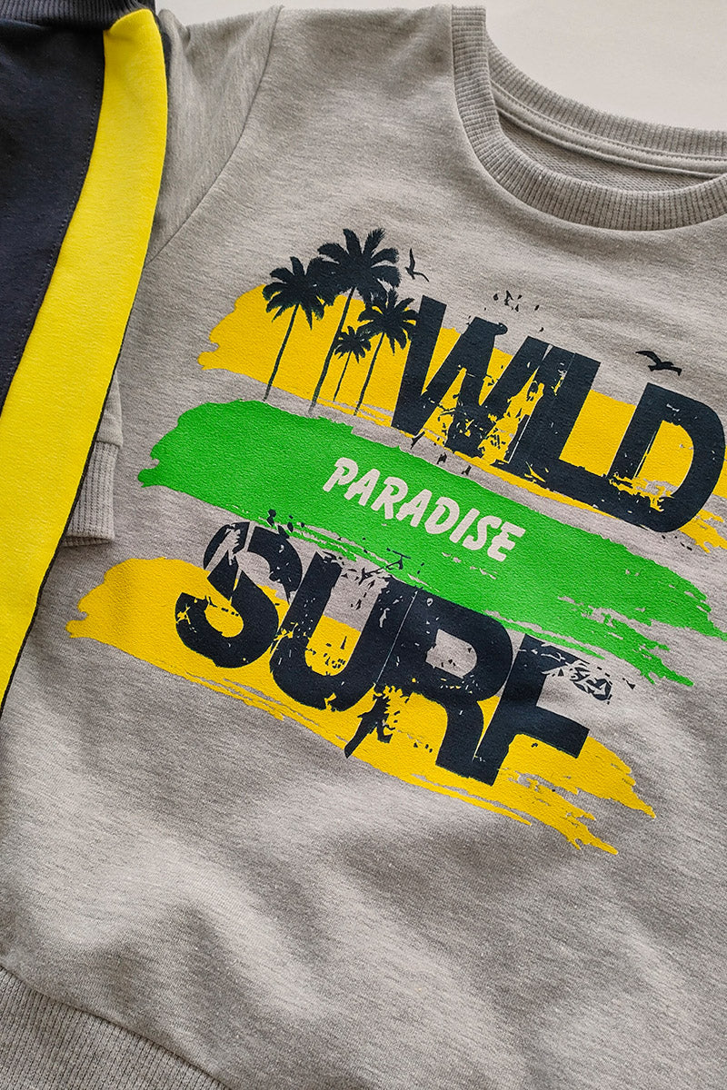 Completo in felpina con stampa e pantalone con inserto laterale in contrasto