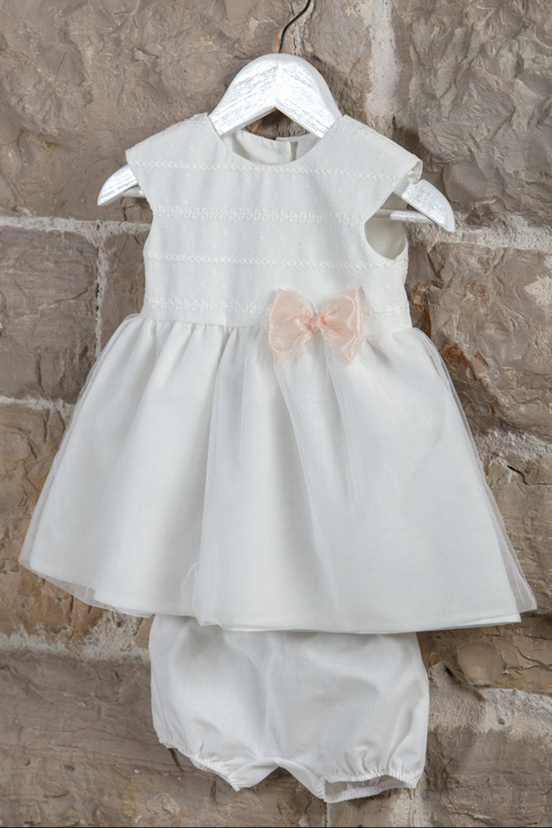Vestitino in tela di cotone con inserto in tessuto con ricamo e fiocco in organza color pesca in contrasto + mutandina in tela di cotone abbinata