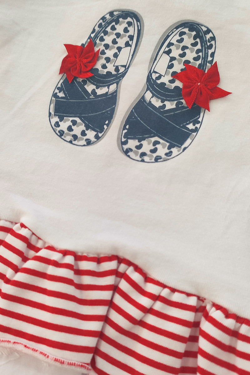 Vestitino in cotone elasticizzato rigato con balze e inserti in pizzo sangallo, stampa e applicazioni