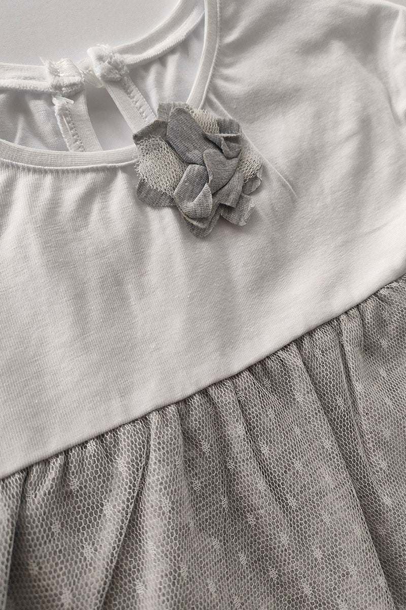 Vestitino in cotone elasticizzato con inserti in tulle a pois e rosellina + mutandina in cotone elasticizzato