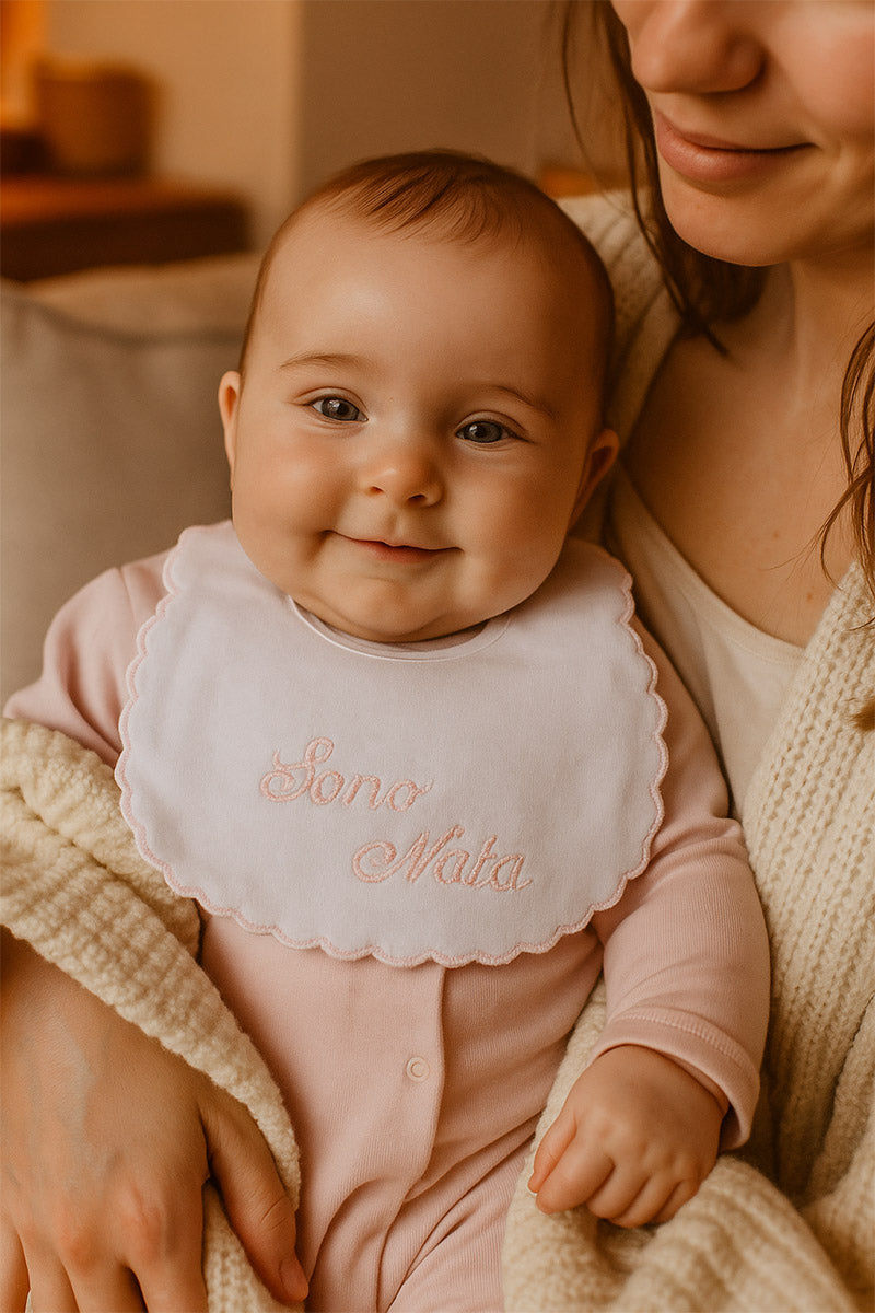 Bavetta neonato in cotone con ricamo "Sono Nato"