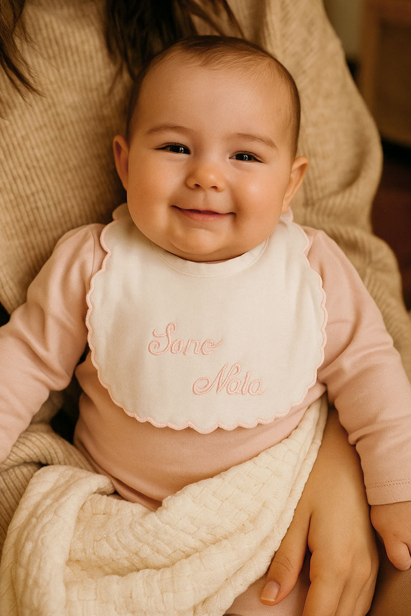 Bavetta neonato in cotone con ricamo "Sono Nato"