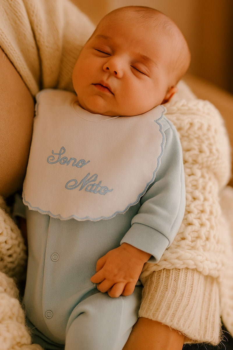 Bavetta neonato in cotone con ricamo "Sono Nato"
