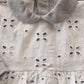 Tutina in cotone con pizzo sangallo fiocchettino e strass