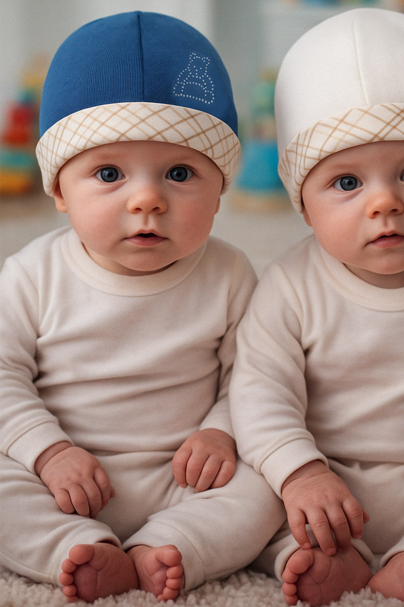 Cappellino in cotone con  risvolto e strass orsacchiotto