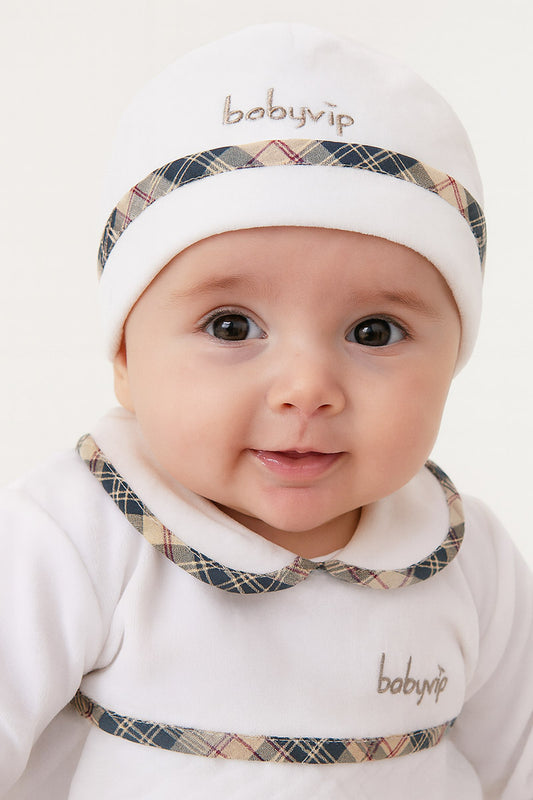 Cappellino in ciniglia con  risvolto e ricamo scritta Babyvip