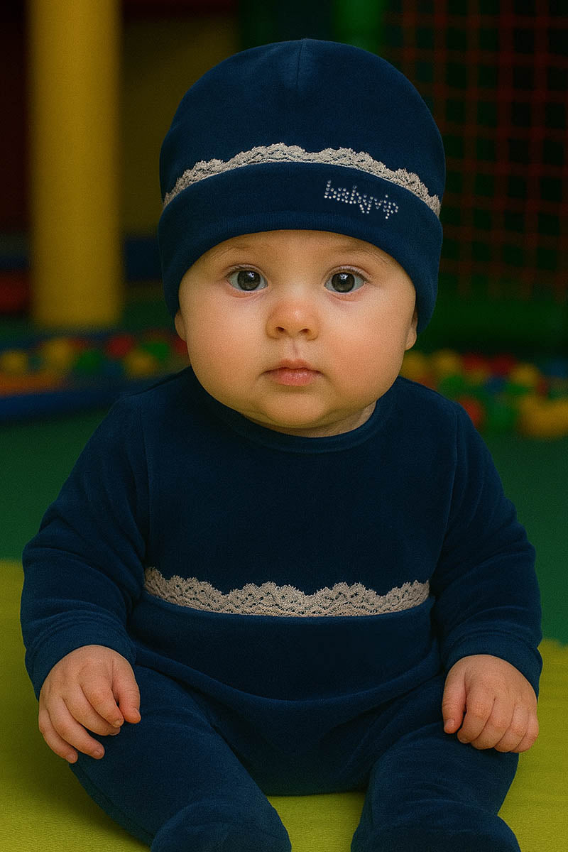 Cappellino in ciniglia con merletto e strass