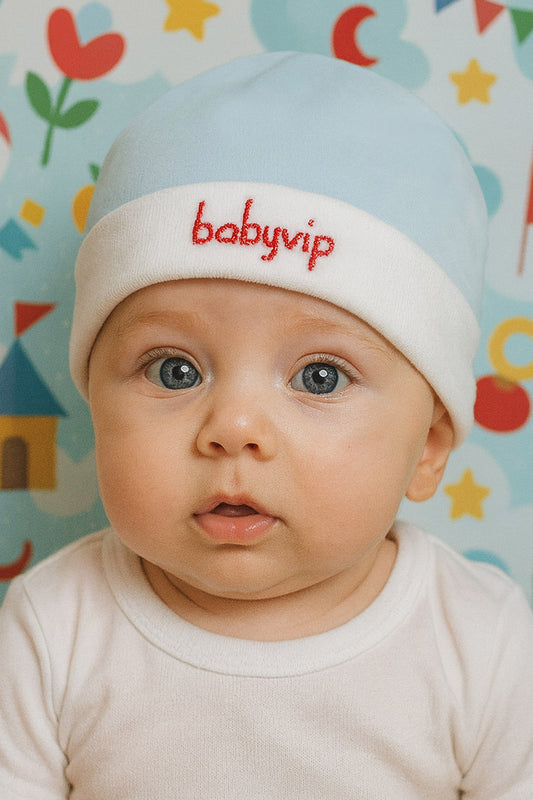 Cappellino in ciniglia con risvolto e ricamo scritta Babyvip