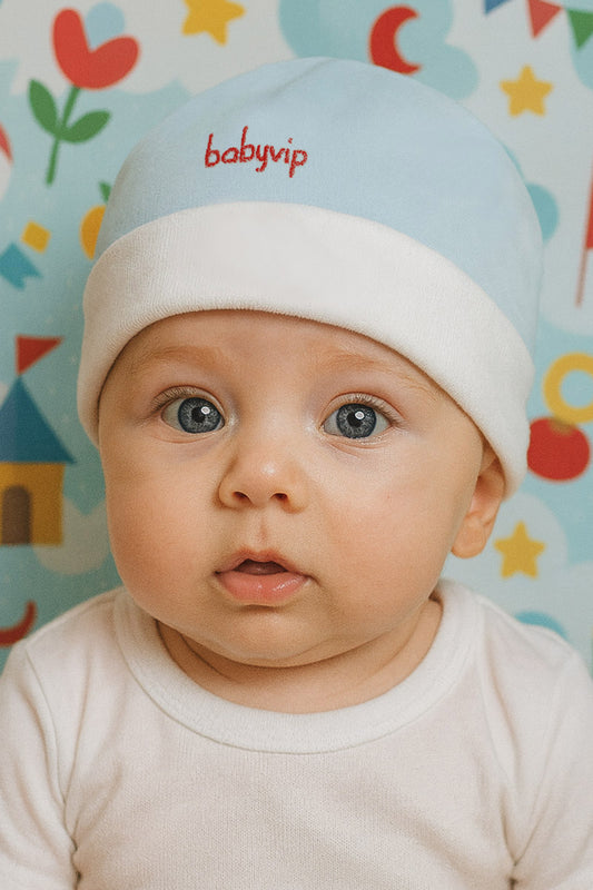 Cappellino in ciniglia con risvolto e ricamo scritta Babyvip