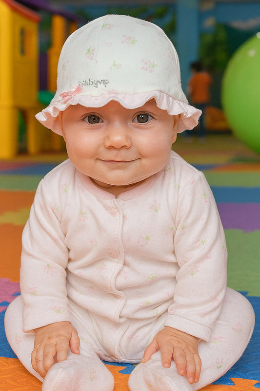 Cappellino in cotone con rouches fiocchettino e scritta in strass