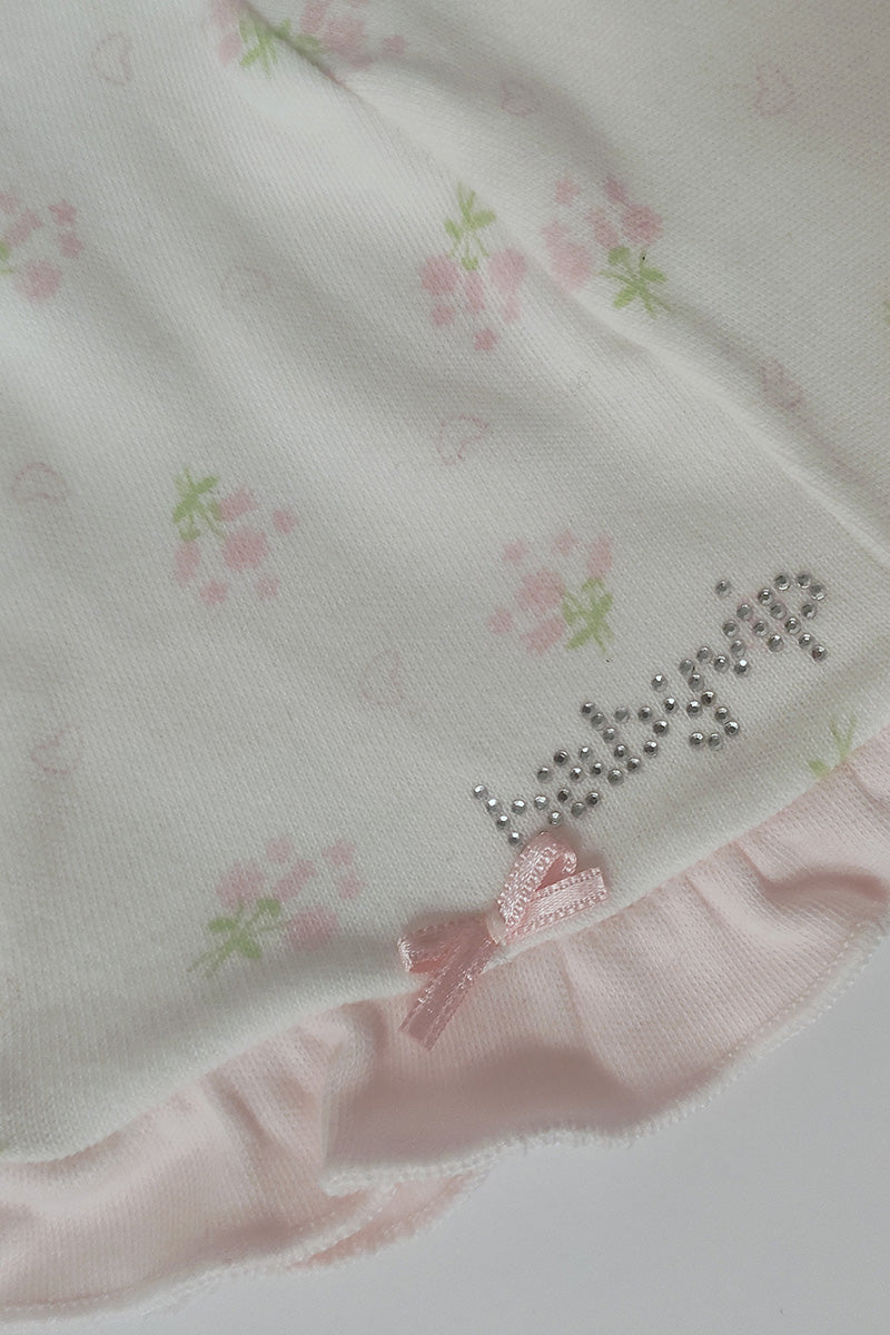 Cappellino in cotone con rouches fiocchettino e scritta in strass