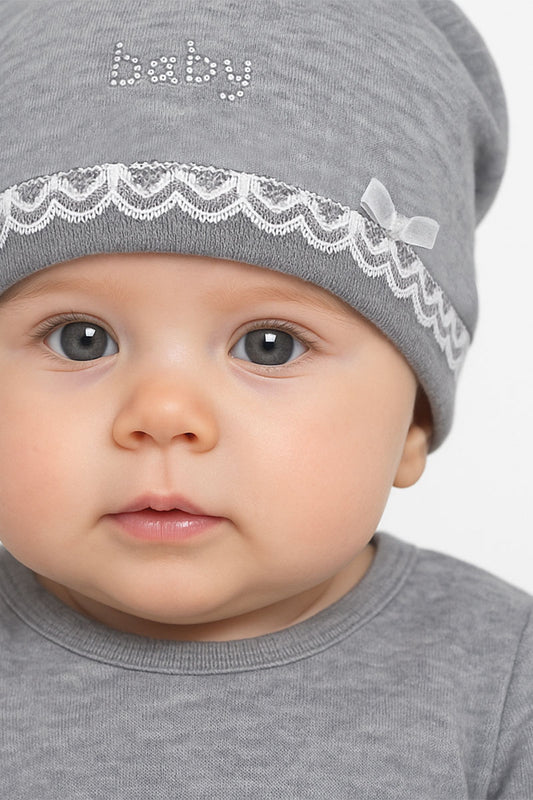 Cappellino in ciniglia con merletto fiocchettino e strass