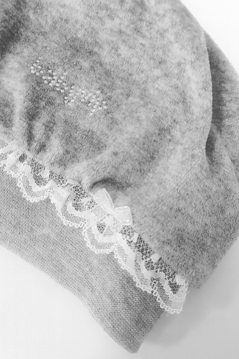 Cappellino in ciniglia con merletto fiocchettino e strass