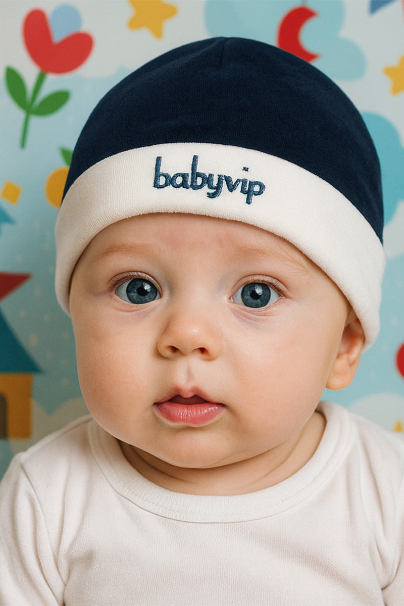 Cappellino in ciniglia con risvolto e ricamo scritta Baby Vip